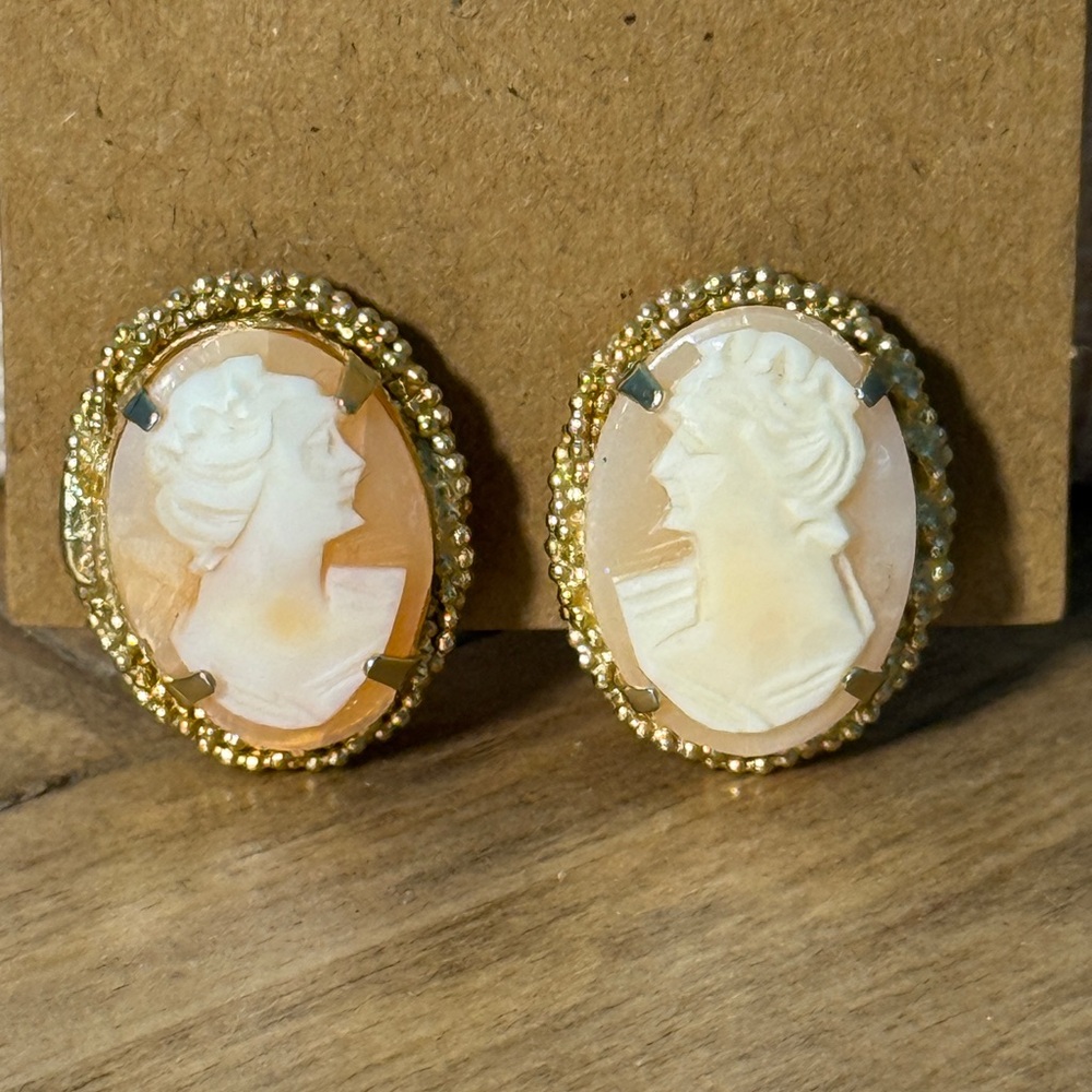 Vintage Coral Carved Cameo Women’s Clip On Earrings